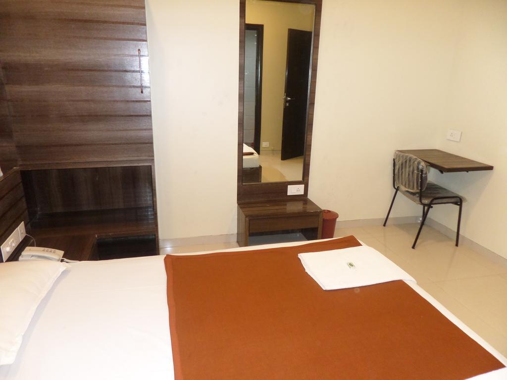 Sai Heera Residency Hotel Shirdi Room photo